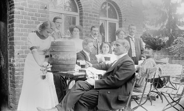 Gesellige Runde im Gartenlokal - Familien- und Freundeskreis des Fotografen Julius Gärtner, um 1910