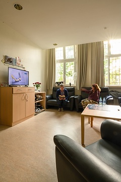 Klinikalltag von Patienten im LWL-Zentrum für Forensische Psychatrie in Lippstadt: zwei Patientinnen im Gemeinschaftsraum - Wohnbereich.