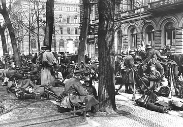 Weimarer Republik: Soldaten bei der Rast während des "Kapp-Putsches" (Umsturzversuch rechtsextremer Truppenteile) am 13. März 1920 in Berlin