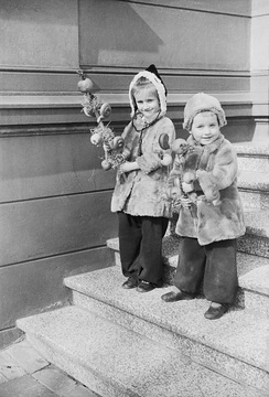 Palmsonntag, Kinder mit Palmstöcken vor der Villa Becker