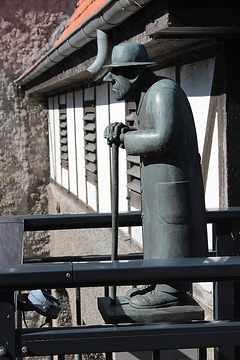 Lüdinghausen: Spökenkieker Denkmal an der Borgmühle, das an den Spökenkieker "Caspar Winkelset" (1778-1846) erinnert. Die Bronzestatue schaut auf die Stever und die neue Borg.