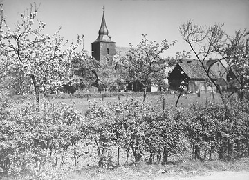 Obstwiese mit Blick auf die St. Nikolaus-Kirche in Rosendahl-Darfeld, um 1930?