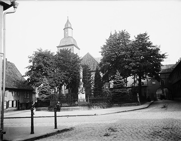 Wiedenbrück: Marienplatz mit Heiligenstandbild und Franziskanerkirche St. Ursula (ehem. St. Marien), gotische Hallenkirche und Wallfahrtskirche, um 1920?