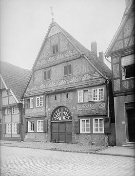 Ackerbürgerhaus, Backstein-Fachwerk mit Rosettenornamentik der Weserrenaissance, 16. Jh. (Haus Otterpohl, Mönchstraße 8)