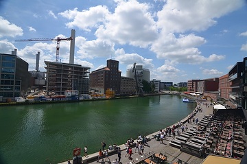 Belebte Hafenpromenade im Sommer 2017