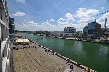 Belebte Hafenpromenade im Sommer, 2017
