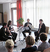 Vier Musiker spielen Klarinette