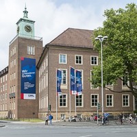 Das LWL-Landeshaus mit dem Banner "Wir unternehmen Gutes."