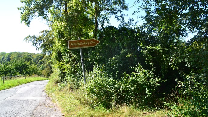 Wegweiser zur Ruine Raffenburg Wegweiser zur Ruine Raffenburg