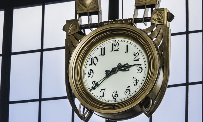 Hängende Jugendstiluhr in der Maschinenhalle Hängende Jugendstiluhr in der Maschinenhalle