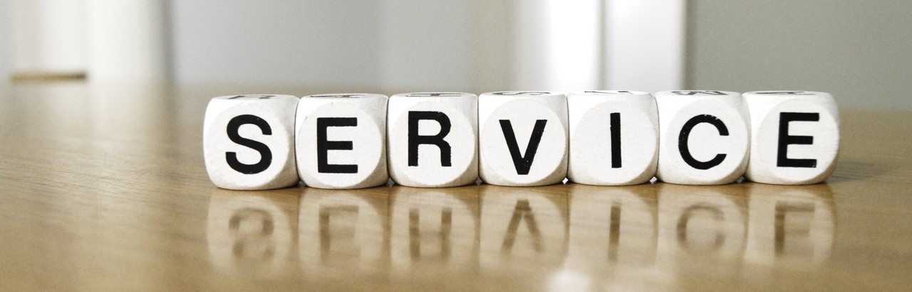 Würfel mit Service-Schriftzug