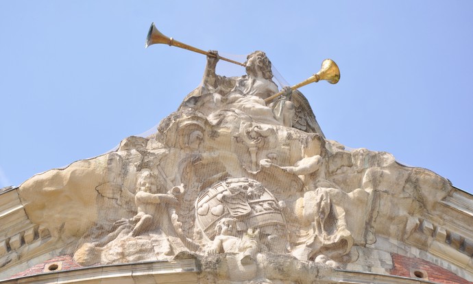 Giebelfigur aus Baumberger Kalksandstein am Schloss Münster Giebelfigur aus Baumberger Kalksandstein am Schloss Münster