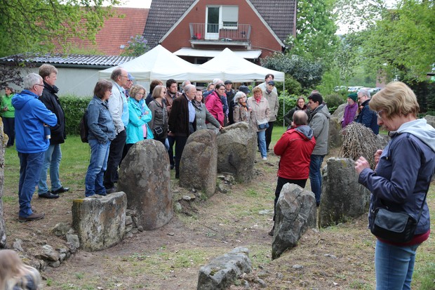 Besucher am Großsteingrab in Lengerich am Tag der Megalithik 2019 (Foto: Altertumskommission/Klinke; Faasen; Kopner). Besucher am Großsteingrab in Lengerich am Tag der Megalithik 2019 (Foto: Altertumskommission/Klinke; Faasen; Kopner).