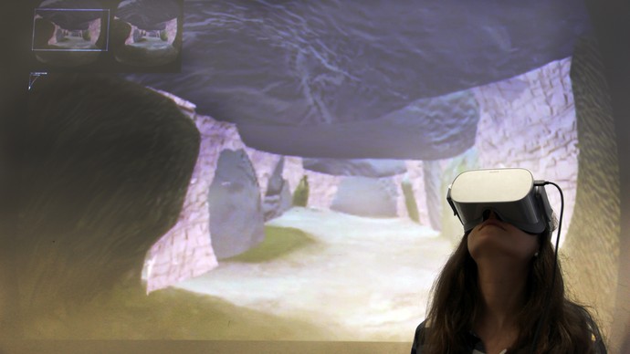Eine Mitarbeiterin beim Ausprobieren der Virtual-Reality-Brille (Foto: Altertumskommission). Eine Mitarbeiterin beim Ausprobieren der Virtual-Reality-Brille (Foto: Altertumskommission).