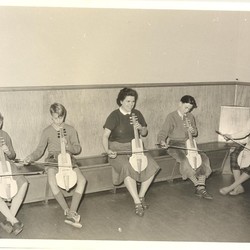 Instrumentenbaukurs 1950er Jahre (vergrößerte Bildansicht wird geöffnet)