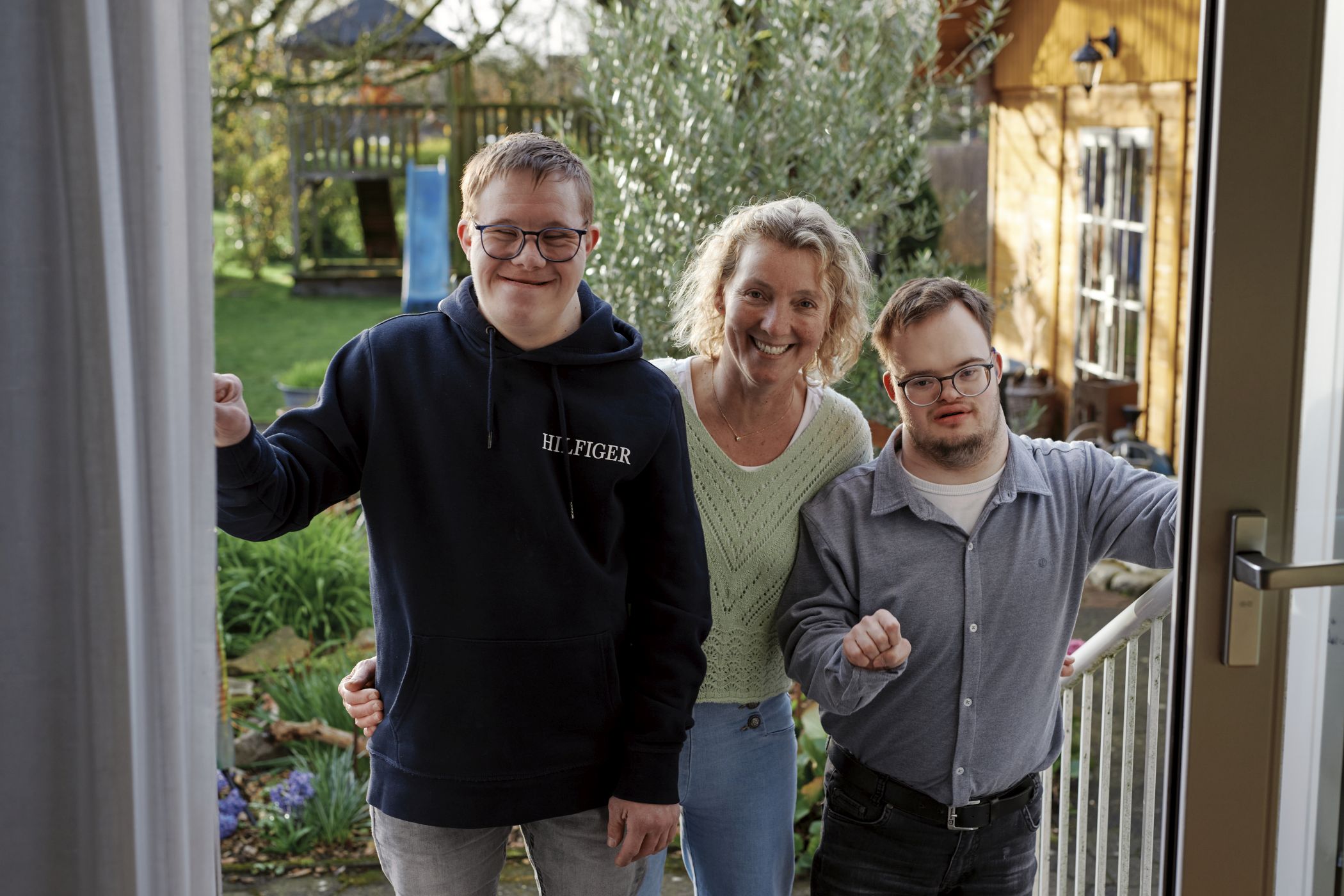 Wally Böing ist seit 29 Jahren Pflegemutter. "Das sind alles unsere Kinder", sagt sie über Cederik (l.) und Julien (r.).<br>Foto: LWL/Nikolaus Urban