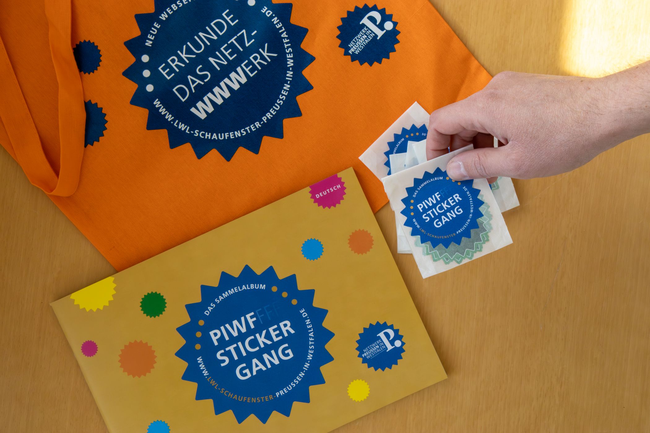Das Sammelalbum und die Sticker gibt es ab sofort in sechs LWL-Museen und bei 20 weiteren Kulturorten des Netzwerks Preußen in Westfalen.<br>Foto: LWL/Louisa Kambartel