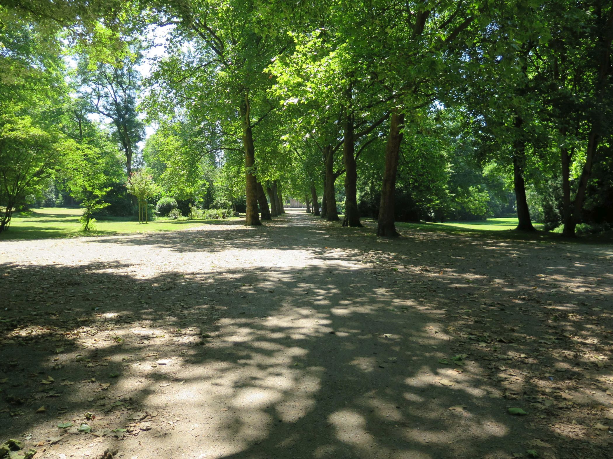 Blick durch die Große Allee auf das Mahnmal im Südteil des Stadtgartens und in zwei Sichtschneisen. <br>Foto: LWL/Christof Baier