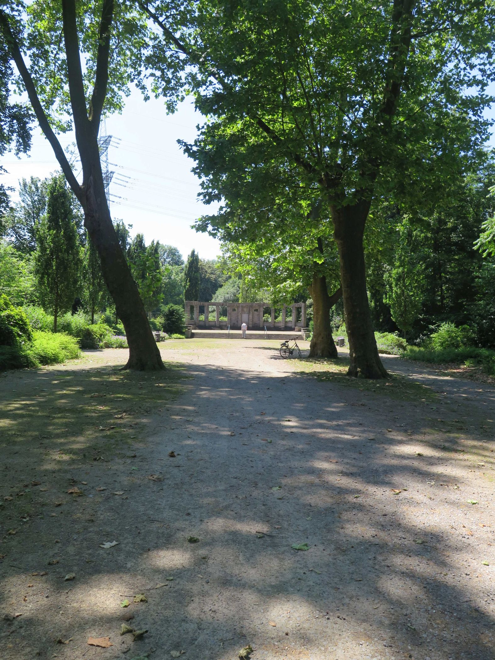 Blick aus der Großen Große Allee auf das Mahnmal im Südteil des Stadtgartens.<br>Foto: LWL/Christof Baier