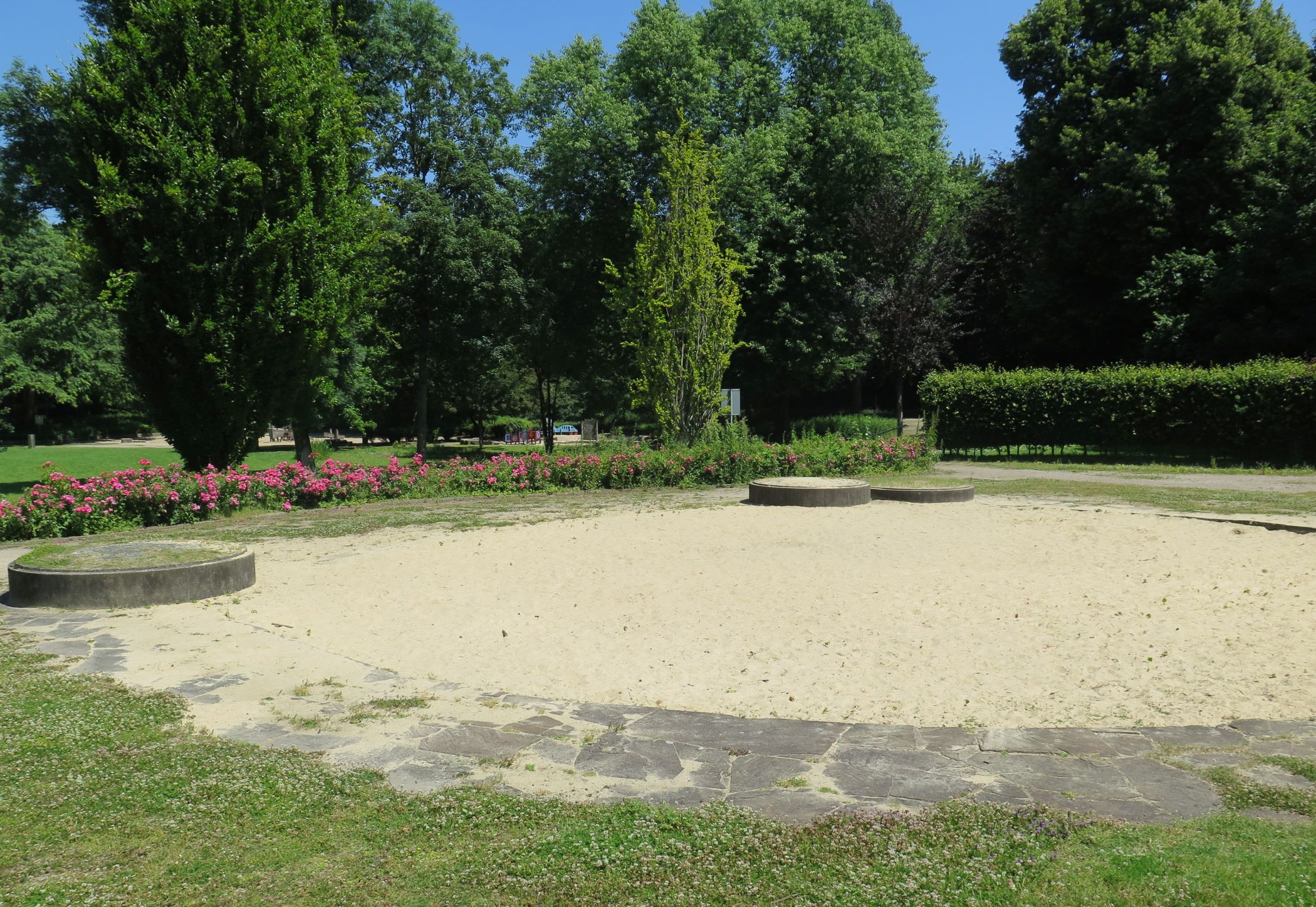 Spielplatzbereich mit Sandkasten, eingefasst mit Natursteinen in Polygonalverband.<br>Foto: LWL/Siekmann