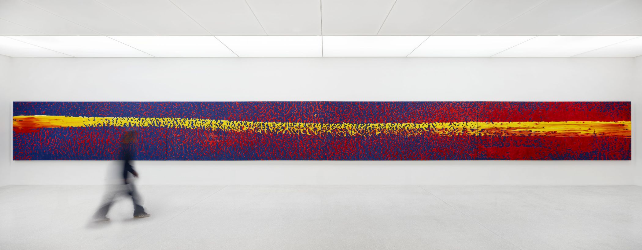 Als Kunstwerk des Monats Mai zeigt das LWL-Museum für Kunst und Kultur zwei großformatige Werke des Künstlers Gerhard Richter. Gerhard Richter, Strich (auf Blau), 1979, 1,90 x 20 m, Dauerleihgabe. © Gerhard Richter 2026 (02042026).<br>Foto: LWL / Hanna Neander