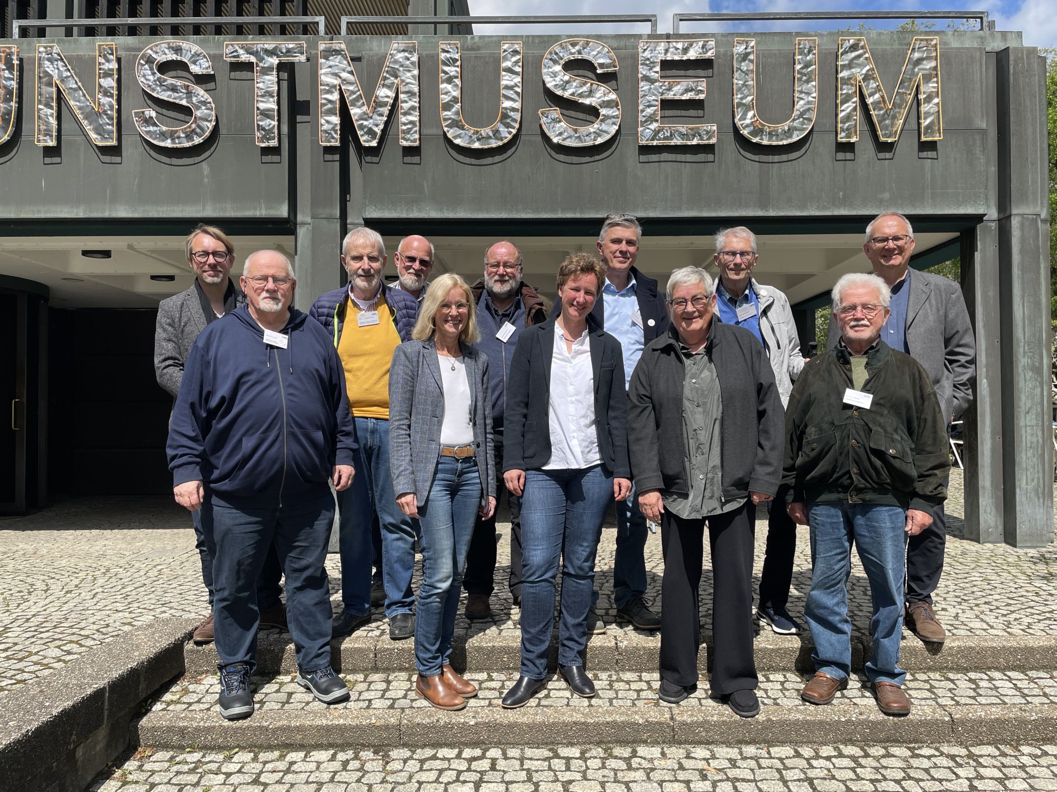 Die DNK-Preisträger trafen sich im Kunstmuseum Bochum. Mit dabei: Barbara Jessel, Bürgermeisterin der Stadt Bochum (4. v. r.), Dr. Hans H. Hanke, 1. Vorsitzender der Kortum-Gesellschaft (r.), Dr. Simone Meyder Leiter des Referats für Praktische Denkmalpflege beim LWL-Denkmalfachamt (6. v. r.)<br>Foto: LWL
