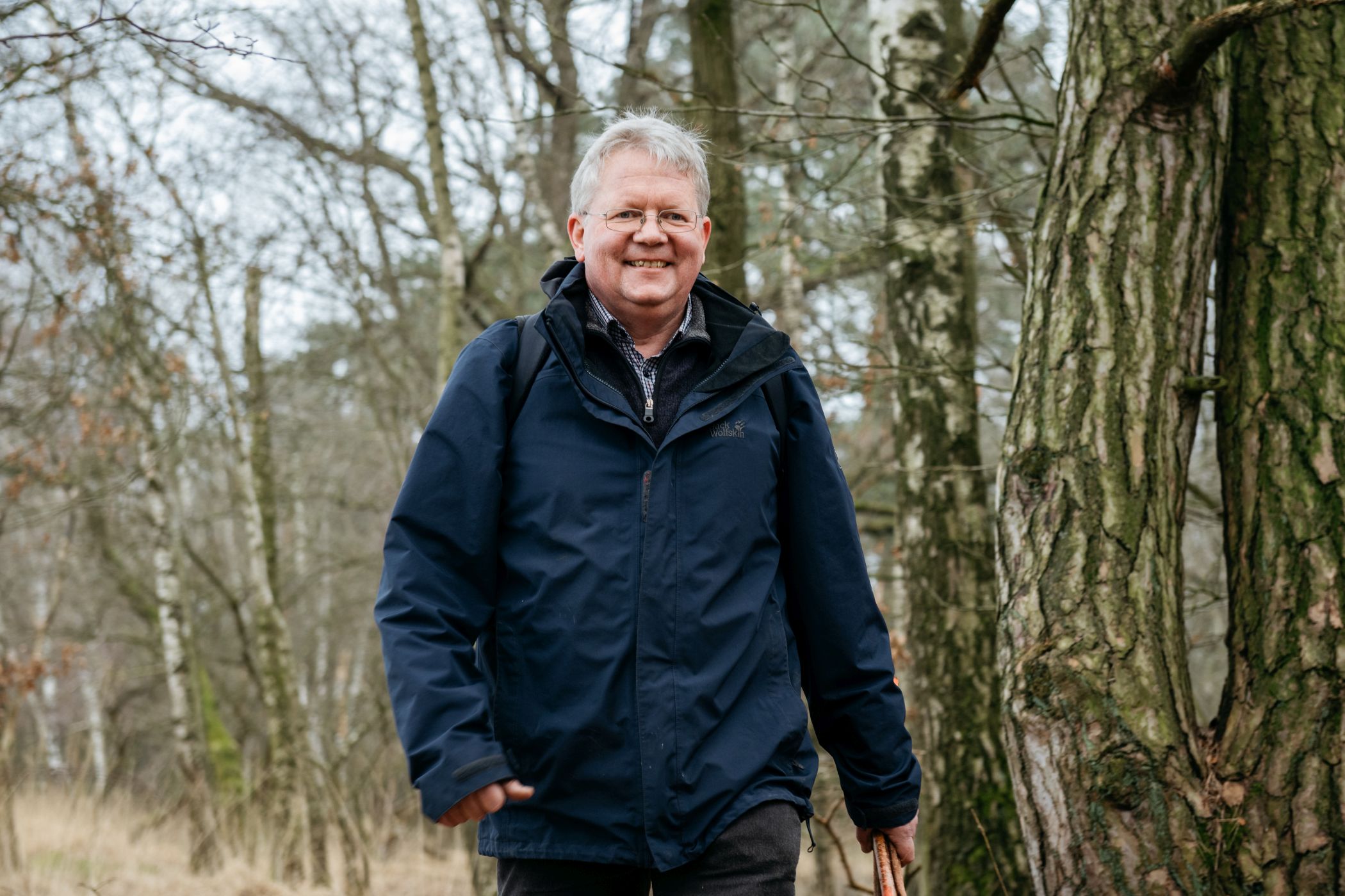 Dr. Christoph Lünterbusch nimmt die Teilnehmenden mit auf eine Wanderung durch das Naturschutzgebiet im Lüntener Wald.<br>Foto: LWL/Steinweg