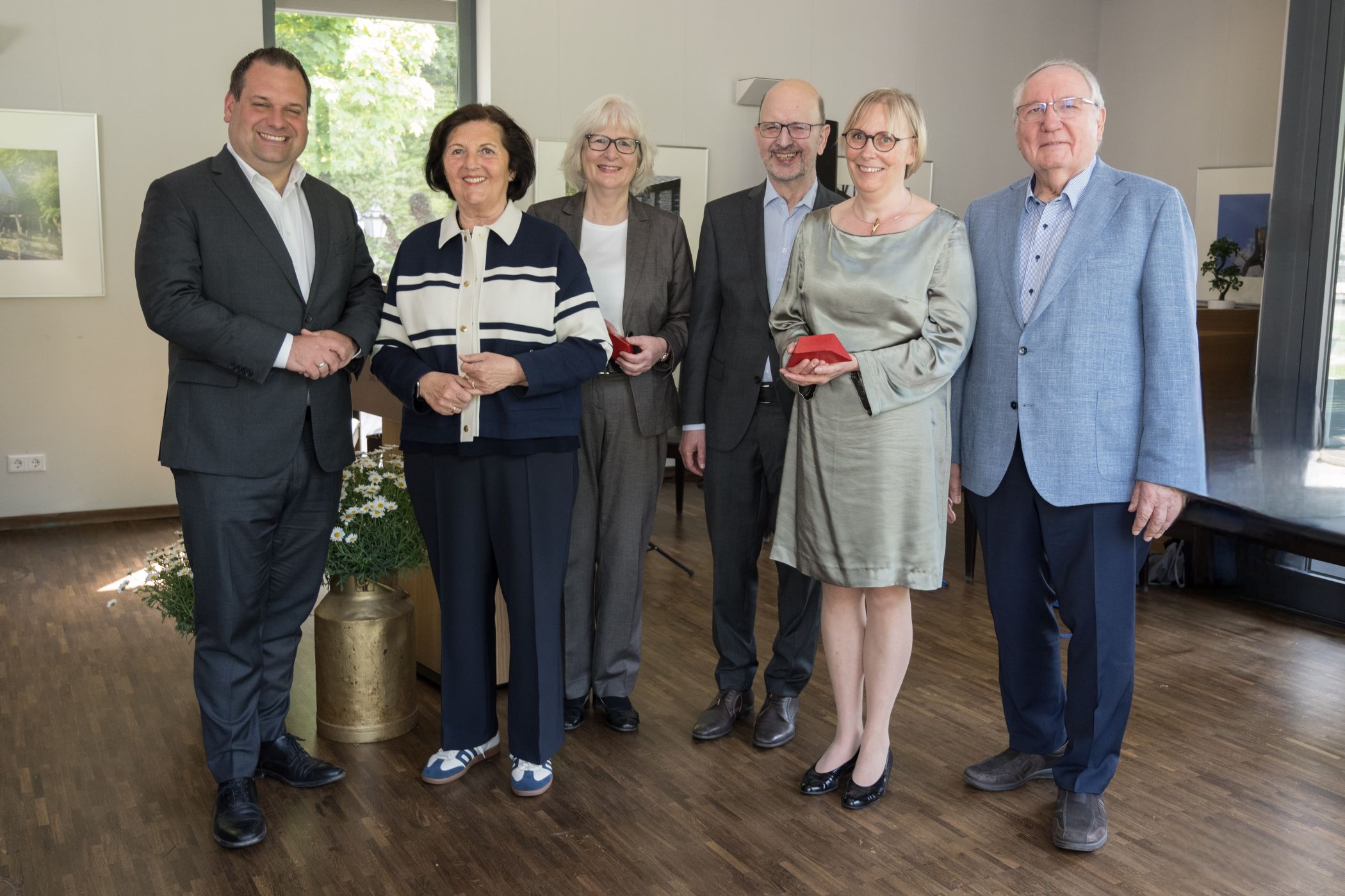 Eröffneten die Ausstellung: Dennis Rehbein (v.l./Oberbürgermeister Hagen), Eva Irrgang (Vorsitzende der Landschaftsversammlung), Dr. Anke Hufschmidt (stellvertretende Museumsleitung), Prof. Dr. Albrecht Beutelspacher (Leiter des Mathematikums Gießen), Karin Ruhmöller (Kuratorin der Ausstellung im LWL-Freilichtmuseum Hagen) und Prof. Winfried Pinninghoff (Kuratoriumsvorsitzender der Karl-Kolle-Stiftung).<br>Foto: LWL/Heike Wippermann.