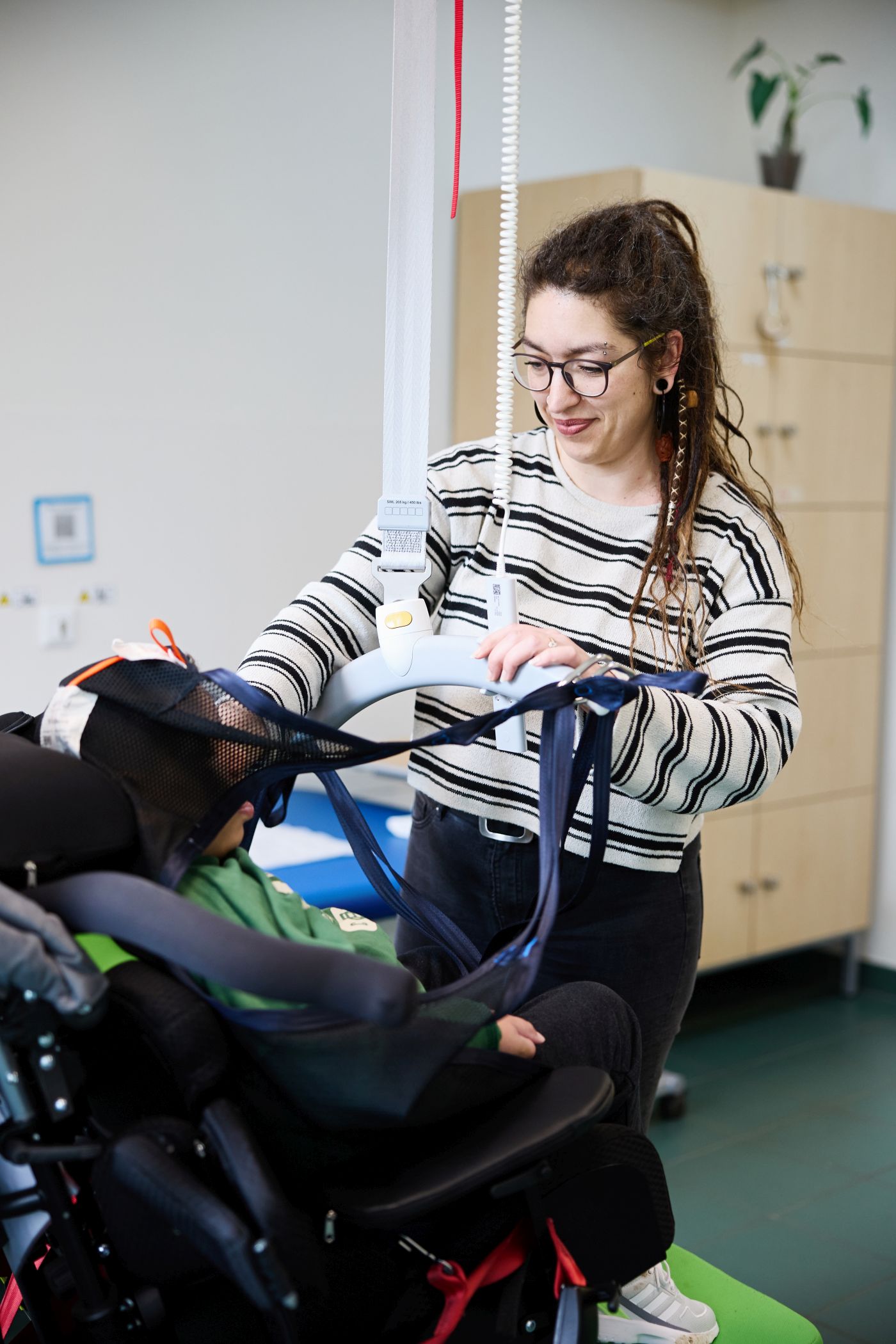 Pflegekräfte begleiten Kinder und Jugendliche mit komplexen Unterstützungsbedarfen während des Schulalltags. Ziel ist es, individuelle Fähigkeiten zu fördern und den Kindern ein möglichst selbstbestimmtes Leben zu ermöglichen.<br>Foto: LWL/Haslauer