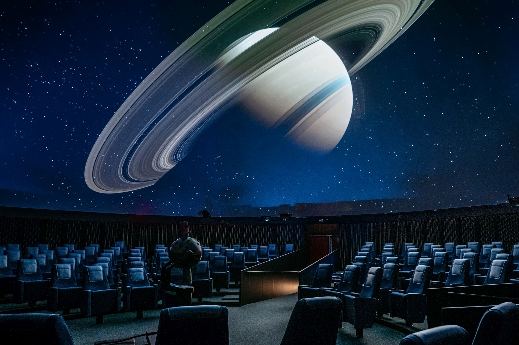 Technische Erneuerung bei unverändertem Raumeindruck: Hinter den Wandverkleidungen des Planetariums arbeitet nun ein modernes Fulldome-System mit zehn 4K-Laserprojektoren.<br>Foto: LWL/Steinweg