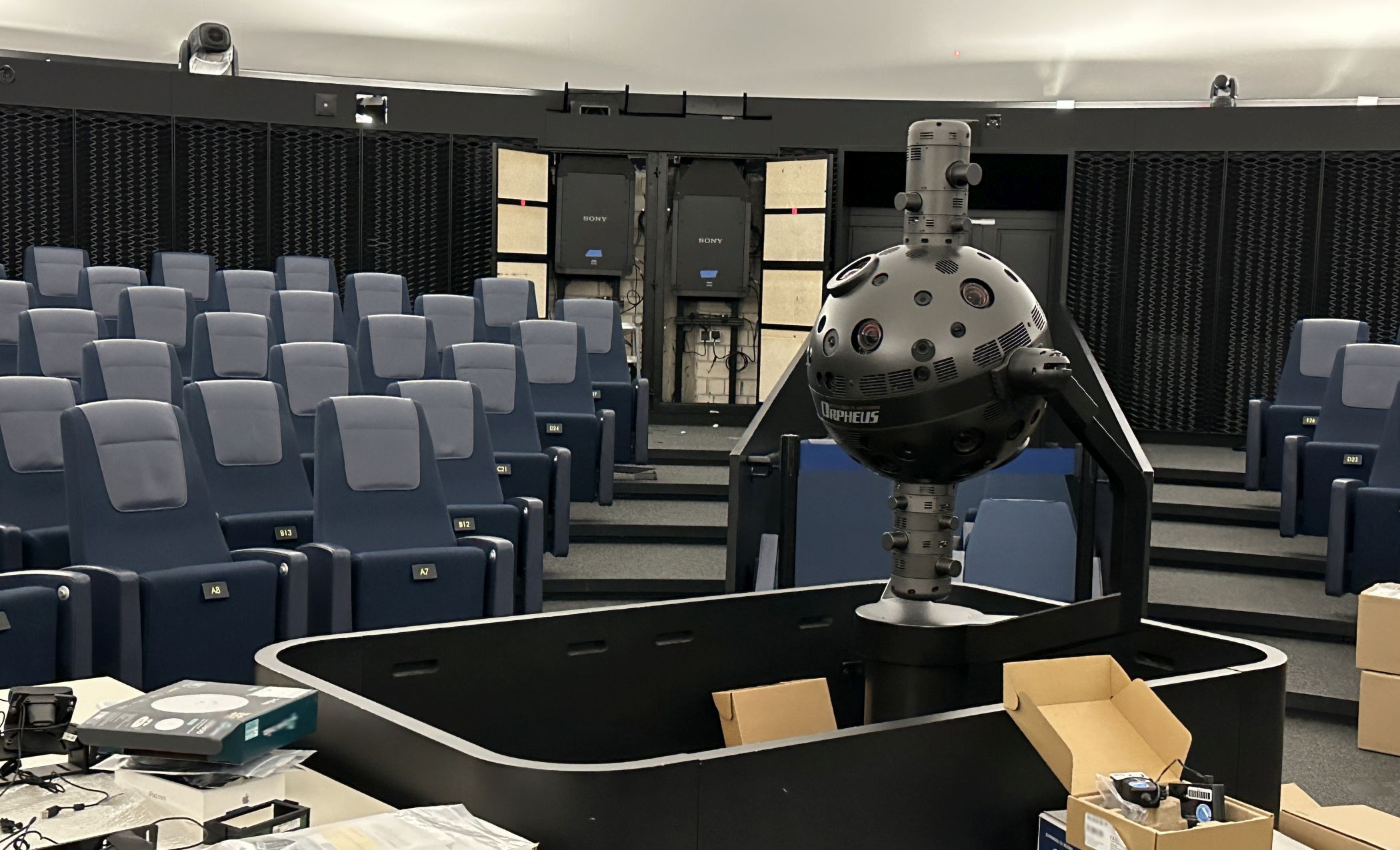 Blick hinter die Kulissen: Im LWL-Planetarium in Münster wurden im Zuge der Modernisierung neue Projektoren installiert.<br>Foto: LWL/Steinweg