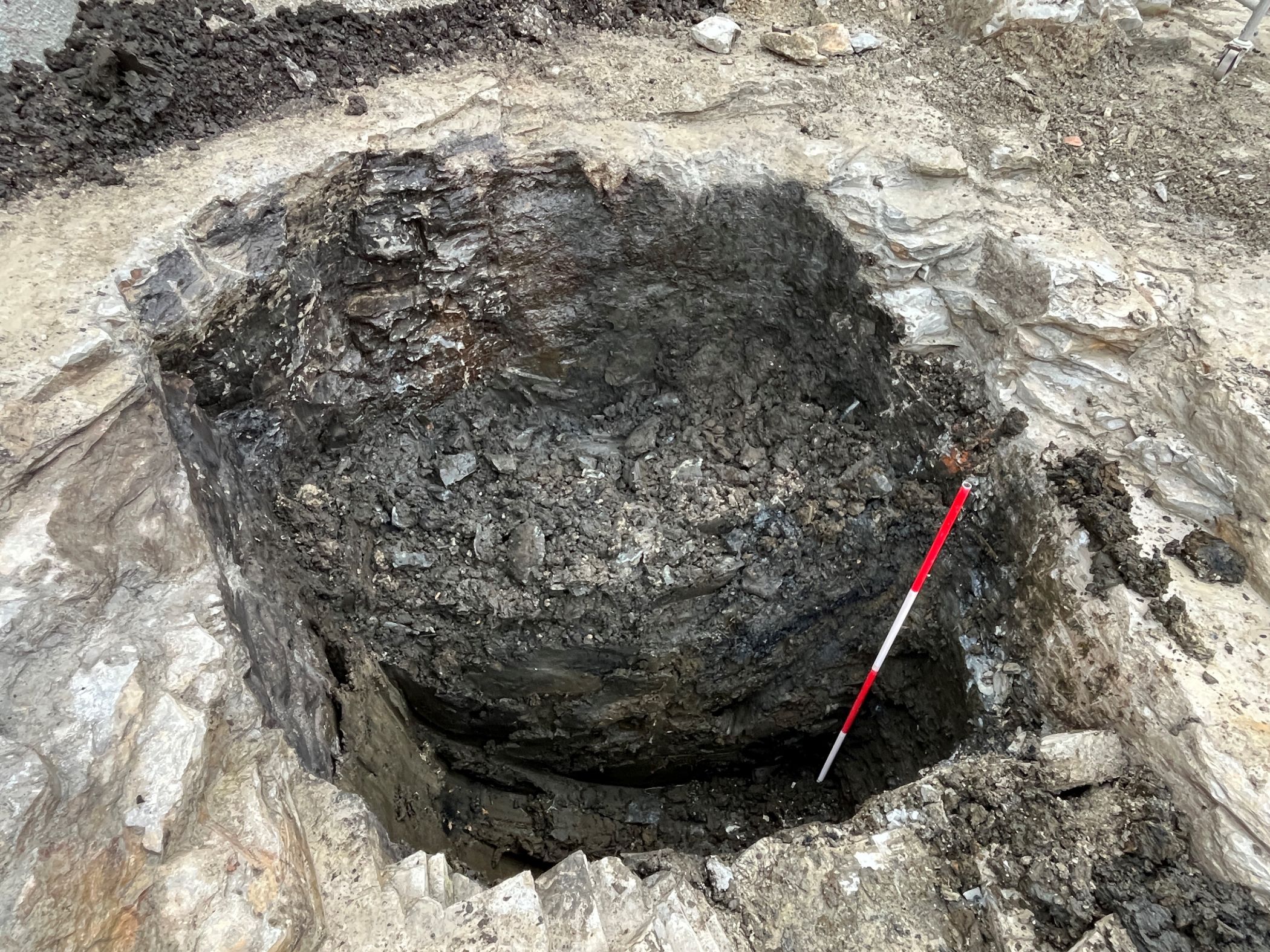 Die mittelalterliche Latrine, zur Hälfte ausgegraben.<br>Foto: Denkmal3d, Heike Tausendfreund