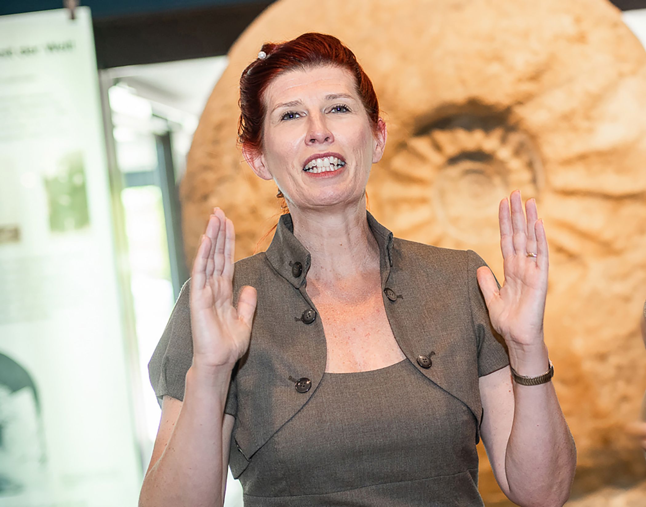 Gebärdendolmetscherin Alexandra Lorenz stellt Menschen mit Hörbehinderung die Sonderausstellung "Gene - Vielfalt des Lebens" in einer gebärdengedolmetschten Führung vor.<br>Foto: LWL/Steinweg