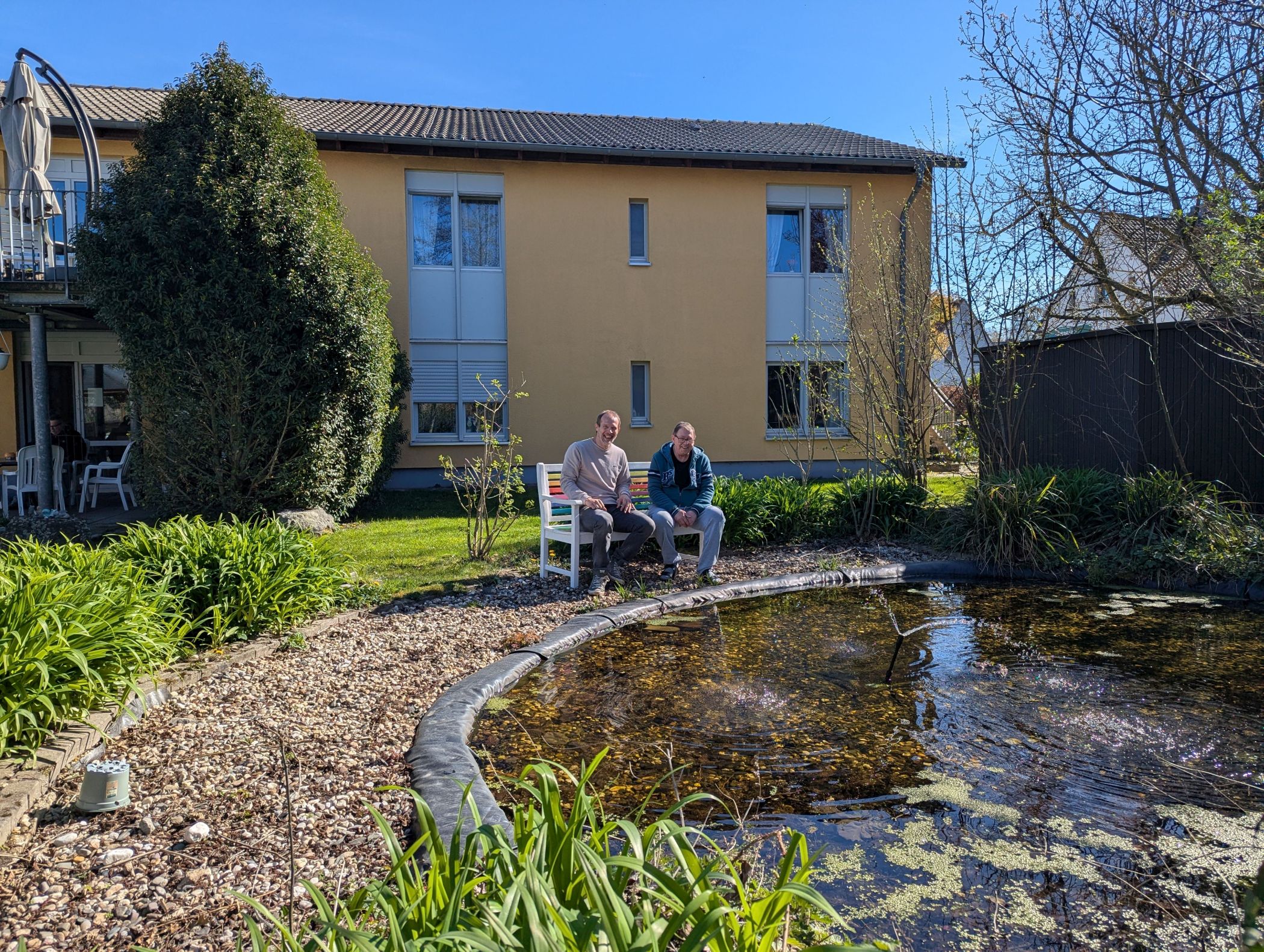 Marc Bastrop (l.) und Andreas Grabbert am Teich des "Hauses am Weg".<br>Bild: LWL/Michaela Rensing