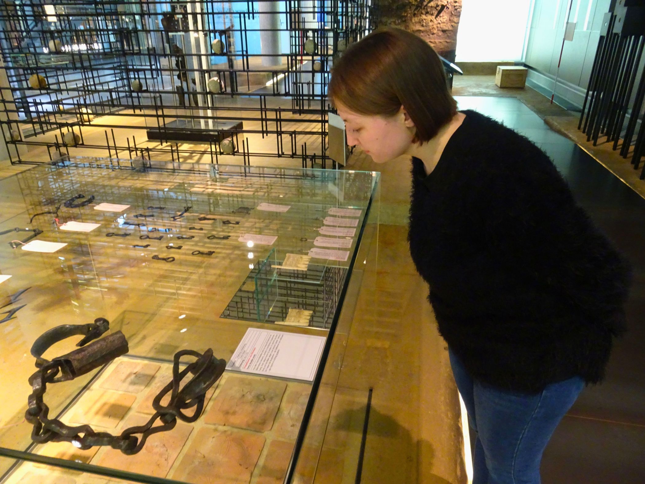 Ab sofort ist im LWL-Museum ein weiterer Höhepunkt der LWL-Archäologie zu sehen: ein Kamm aus Elefantenelfenbein, gefunden auf der Holsterburg bei Warburg<br>(Foto: LWL/ C. Moors)