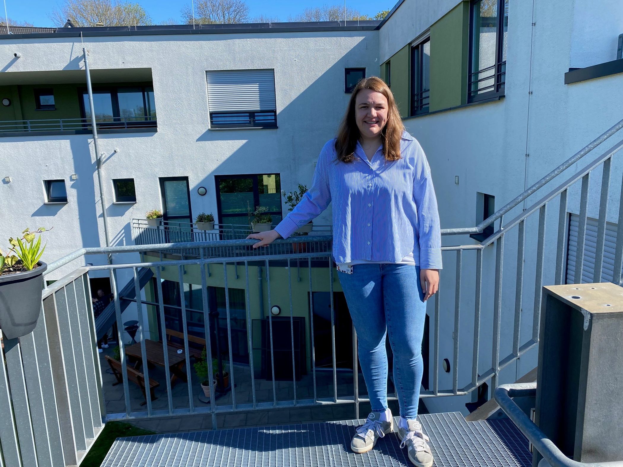 Die Erzieherin Michelle Elsner im Garten des Hauses am Phoenixsee.<br>Bild: LWL/Michaela Rensing
