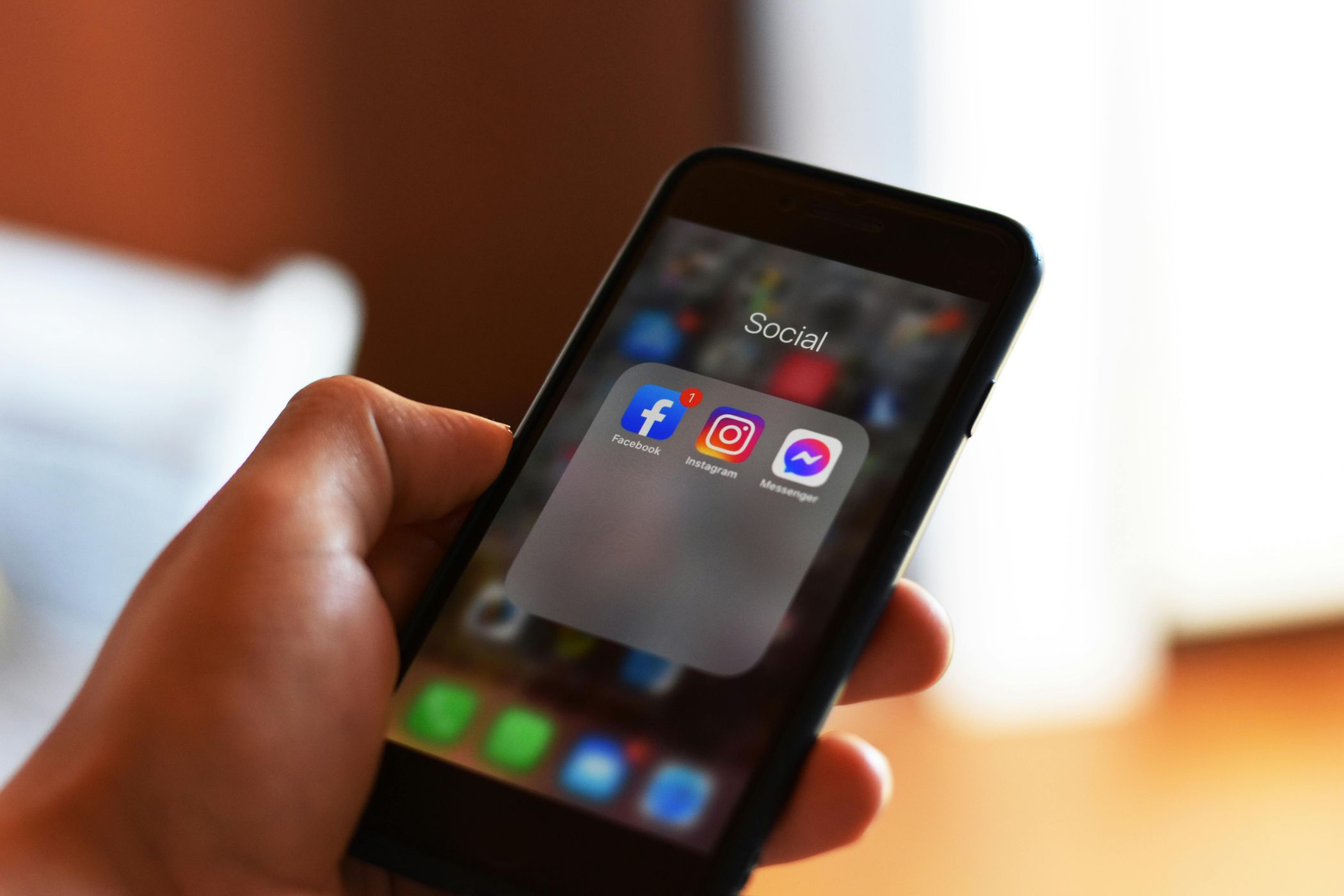 Das Projekt "Demokratie on demand" unterstützt Lehrkräfte und pädagogische Fachkräfte dabei, Kindern und Jugendlichen einen reflektierten Umgang mit Informationen aus den sozialen Medien zu vermitteln.<br>Foto: Pexels, cottonbro studio