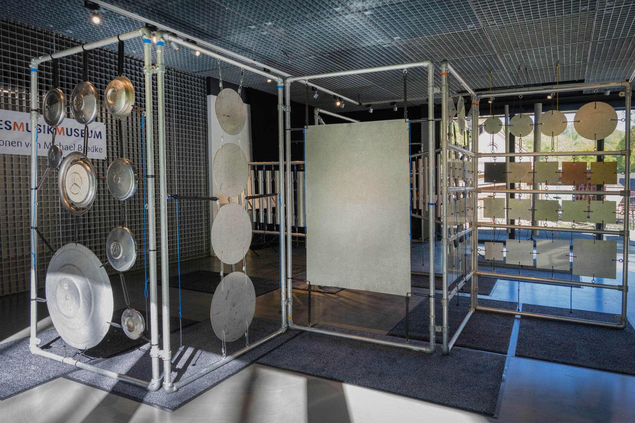 100 klingende Fundstücke, Geräuschwerkzeuge und wiederbelebter Instrumentenschrott werden zur Installation "Metallophon".<br>Foto: LWL/ Heike Wippermann