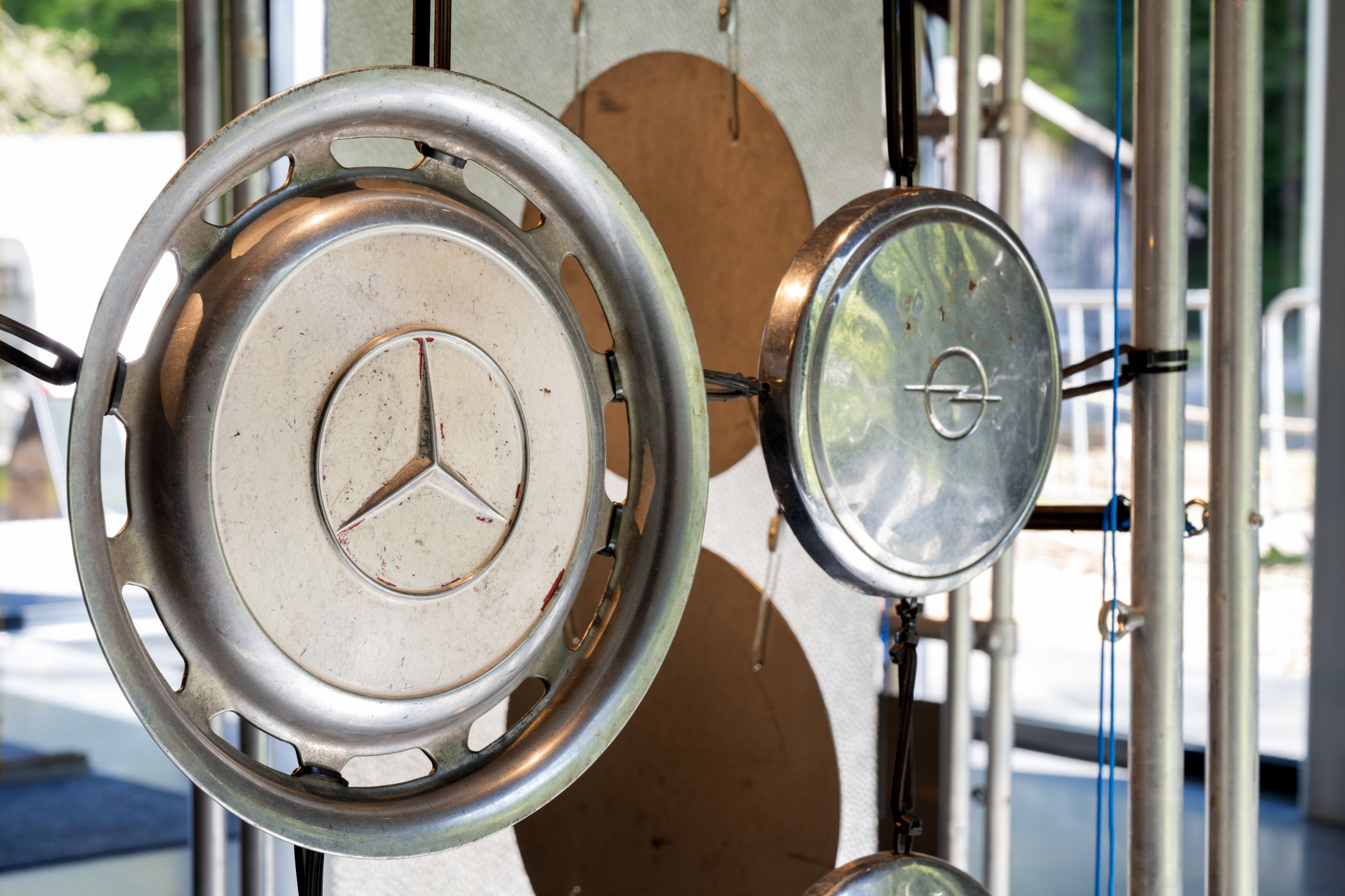100 klingende Fundstücke, Geräuschwerkzeuge und wiederbelebter Instrumentenschrott werden zur Installation "Metallophon".<br>Foto: LWL/ Heike Wippermann