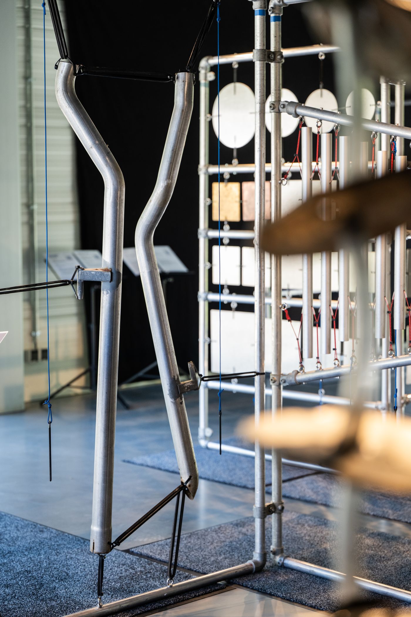 100 klingende Fundstücke, Geräuschwerkzeuge und wiederbelebter Instrumentenschrott werden zur Installation "Metallophon".<br>Foto: LWL/ Heike Wippermann