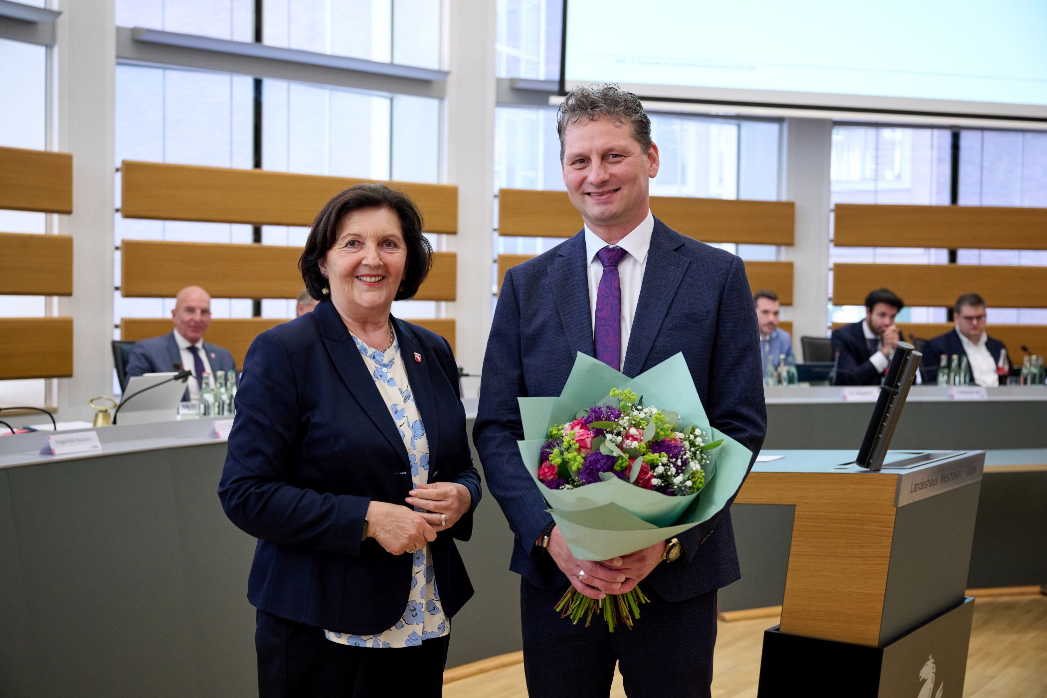 Es gratuliert die Vorsitzende der LWL-Landschaftsversammlung, Eva Irrgang.<br>Bild: LWL/Nikolaus Urban