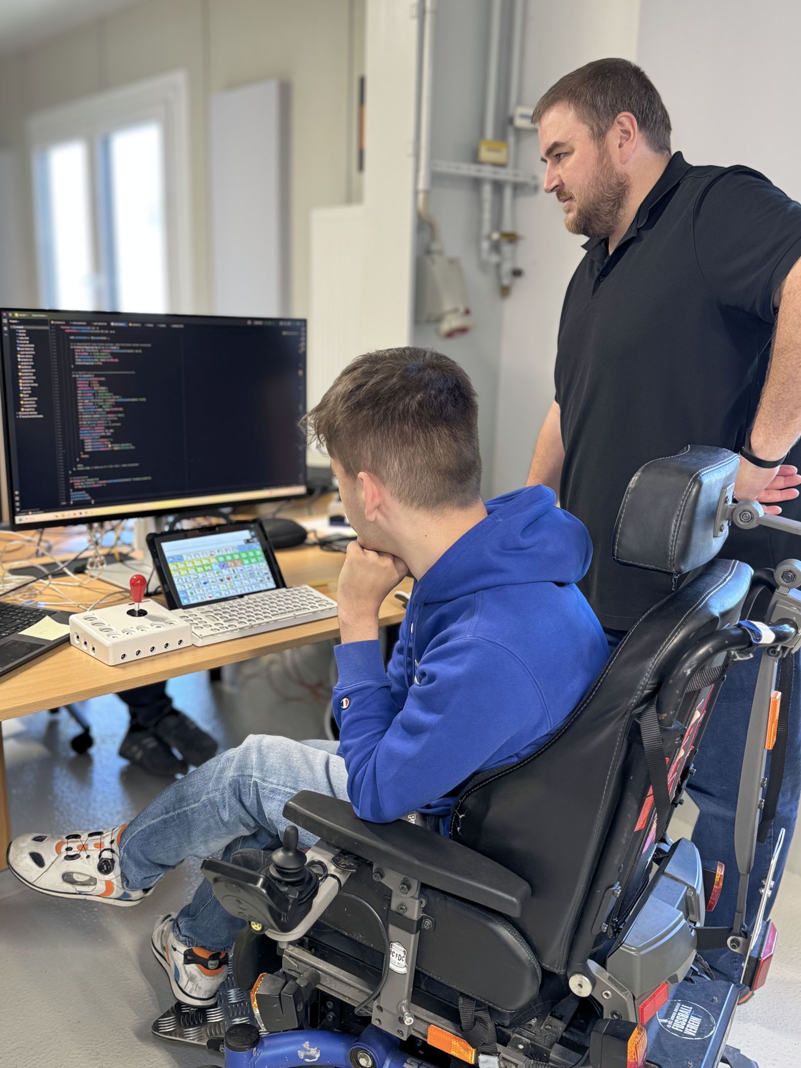 Der Arbeitsplatz von Paul Trompeter ist so ausgestattet, dass er alle nötigen technischen Geräte eigenständig bedienen kann.<br>Foto: Angie Kunz