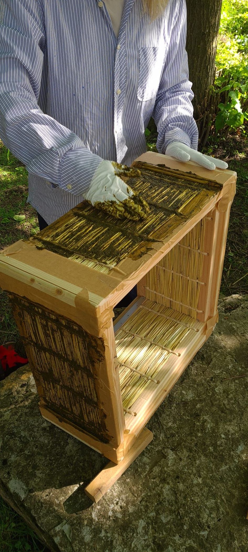 Mit "Maibutter" werden die Nistkästen der Bienen wetterfest gemacht.<br>Foto: LWL