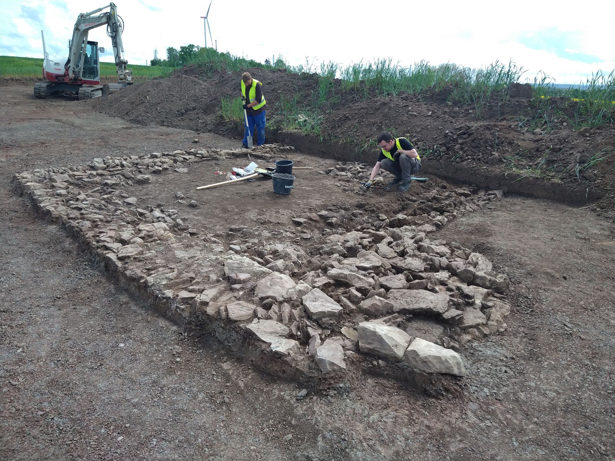 Blick auf die Kellermauern des 13. Jahrhunderts. Im Vordergrund deutet sich der Kellerzugang an.<br>Foto: LWL-Archäologie/S. Spiong
