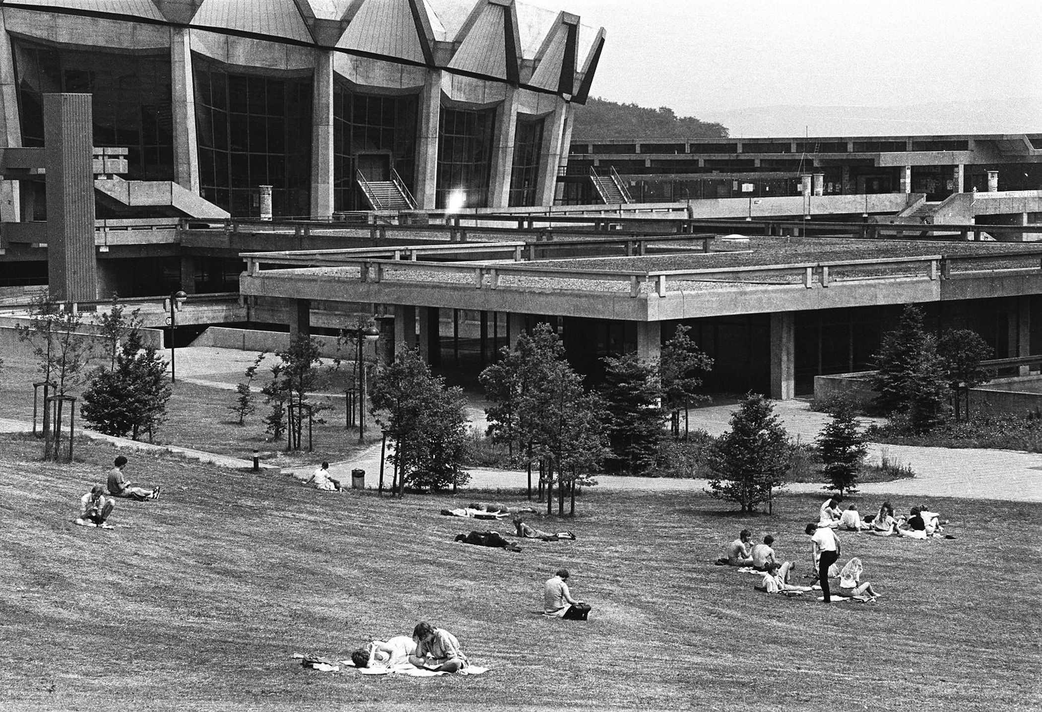 Erholung auf dem Campus: Die Querforen im Jahr 1983.<br>Foto: Stadt Bochum