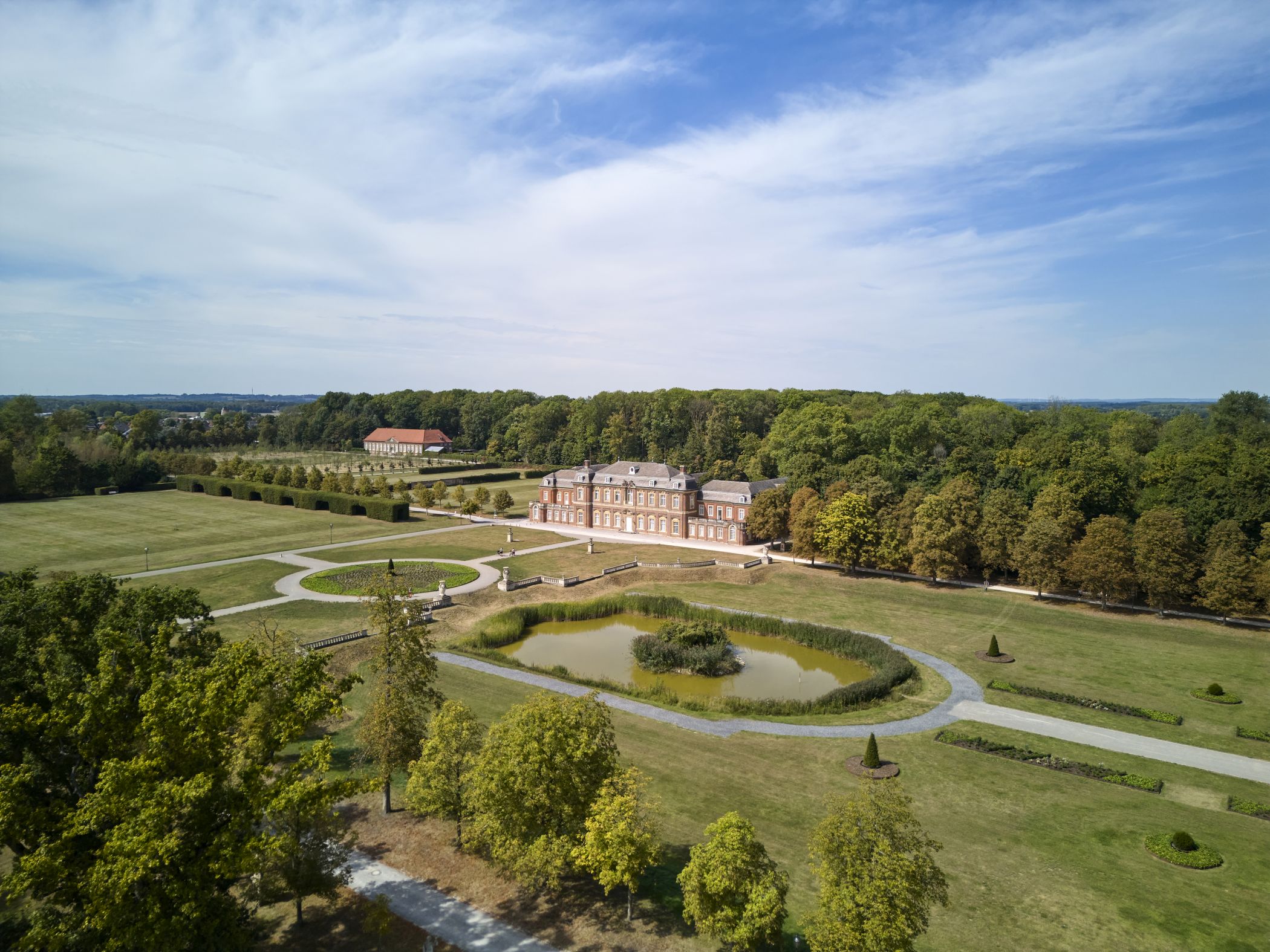 Blick über den Westgarten auf die Oranienburg.<br>Foto: Münsterland e.V./Philipp Fölting