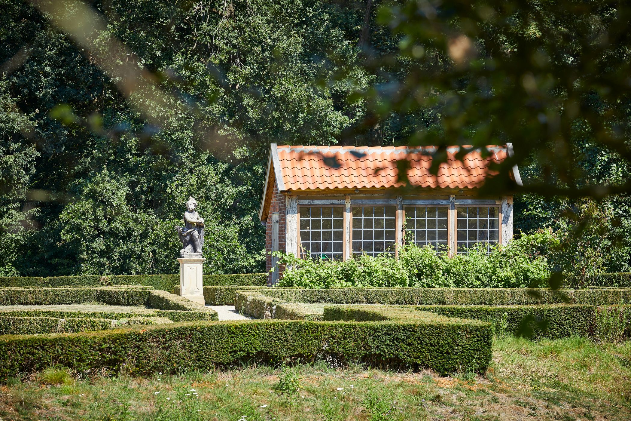 Skulptur und Gartenhaus im Rüschhausgarten.<br>Foto: Münsterland e.V./Philipp Fölting