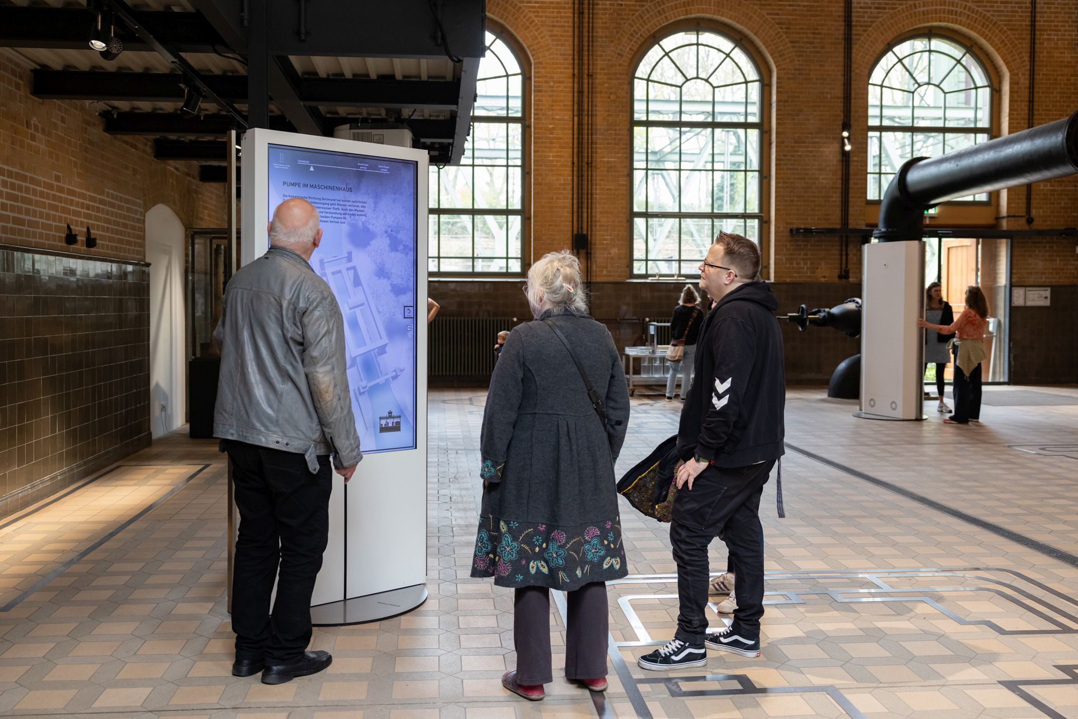 Auf dem drehbaren Monitor ist die ehemalige Schalttafel der Maschinenhalle zu sehen.<br>Foto: LWL / Julia Gehrmann