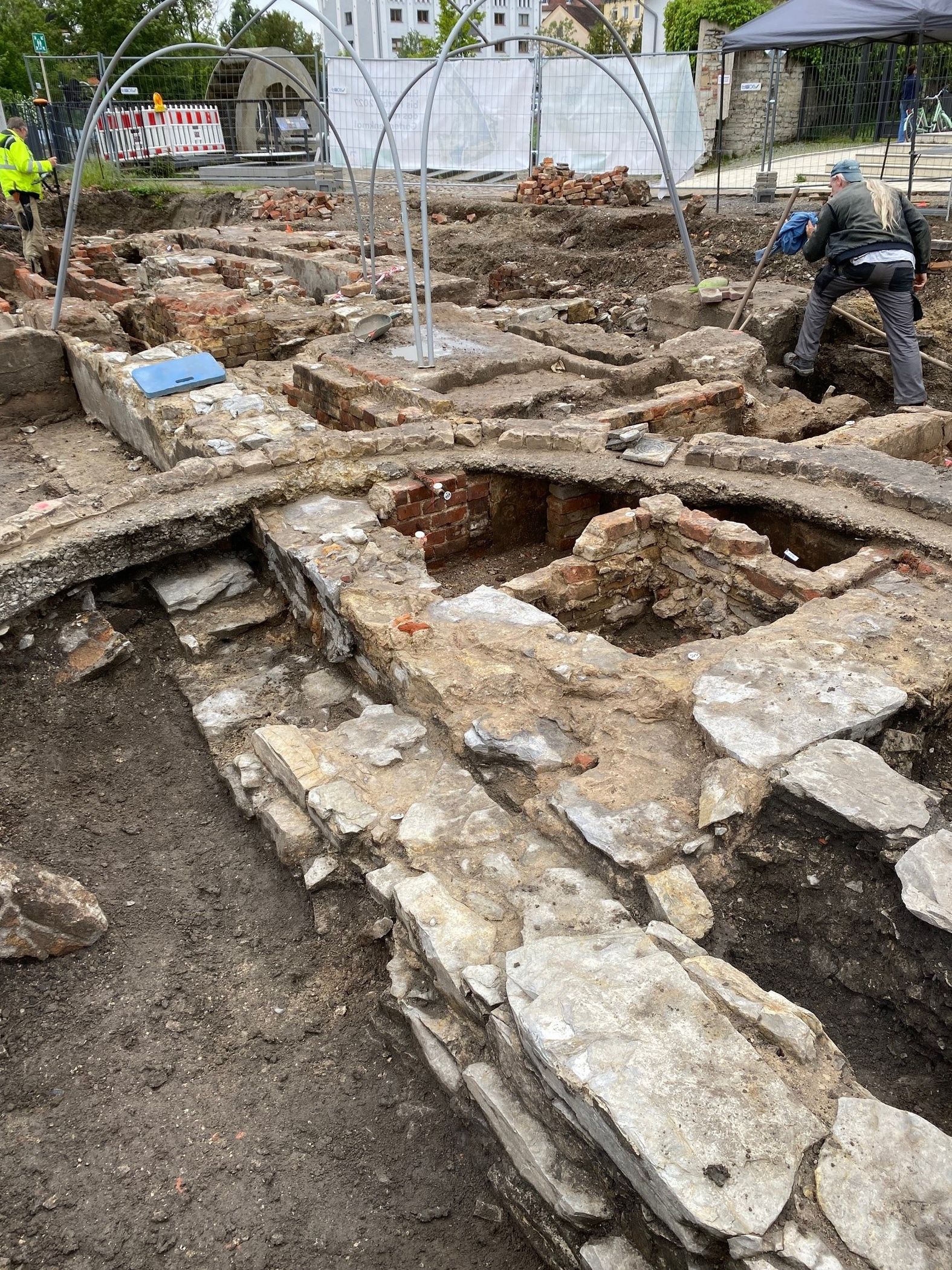 Blick auf die vermutete Abgrenzungsmauer des Klosterbereichs Abdinghof. Im Vordergrund die Ecke eines ehemaligen Gebäudes, das in das spätere Pumpenhaus integriert wurde.<br>Foto: LWL-Stadtarchäologie PB/S. Gai