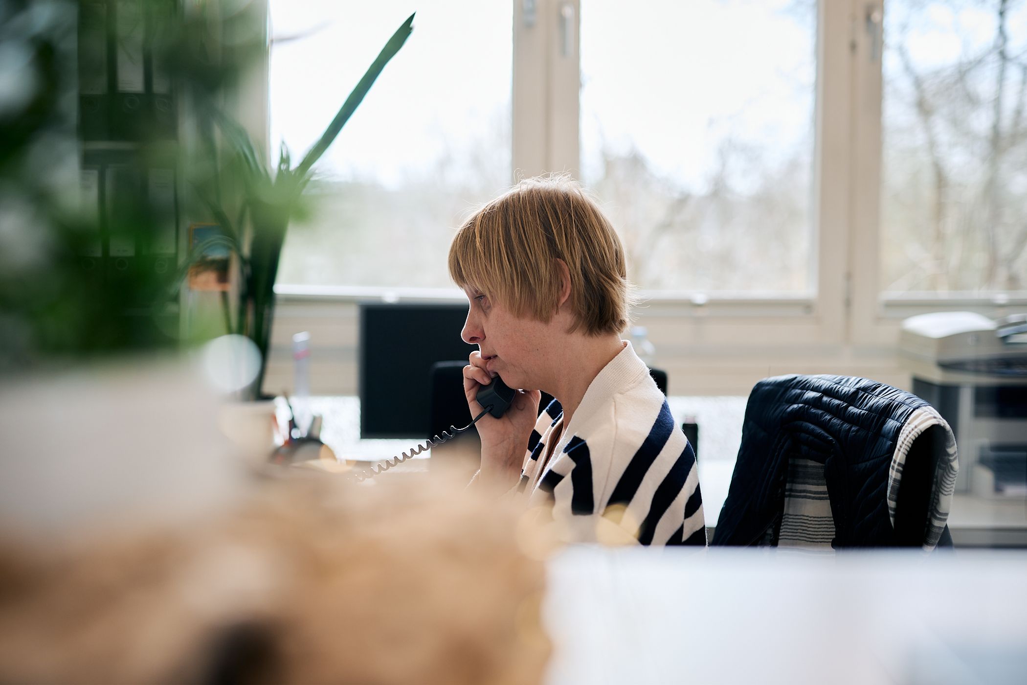 Sabrina Führer arbeitet seit einigen Jahren in der Telefonzentrale der Universität Witten-Herdecke.<br>Foto: LWL/Nikolaus Urban
